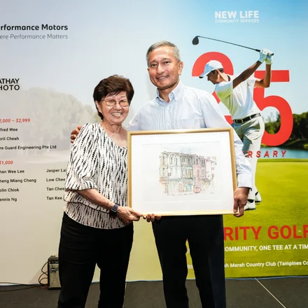 Presentation of a framed artwork at the Charity Golf